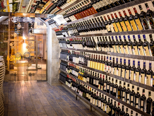 Винное хранилище для ресторана Wine&Crab на Никольской