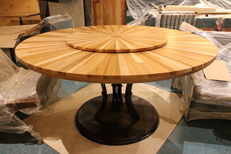 Столик из дерева круглый. Круглый деревянный стол. Круглый деревянный столик. Круглый стол с вращающейся столешницей. Стол деревянный круглый крутящийся.